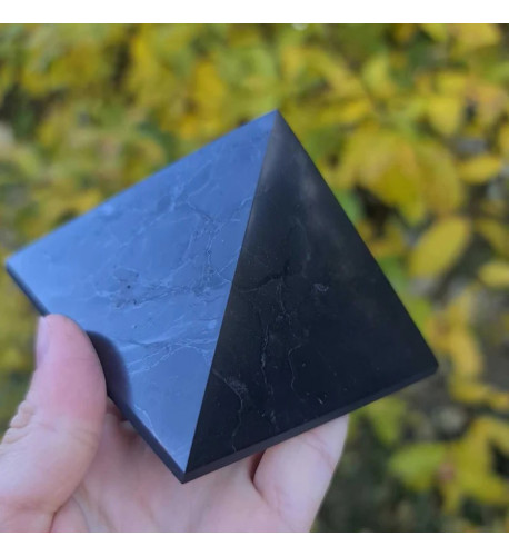 ŠUNGITOVÁ PYRAMÍDA LEŠTENÁ 6 x 6 CM